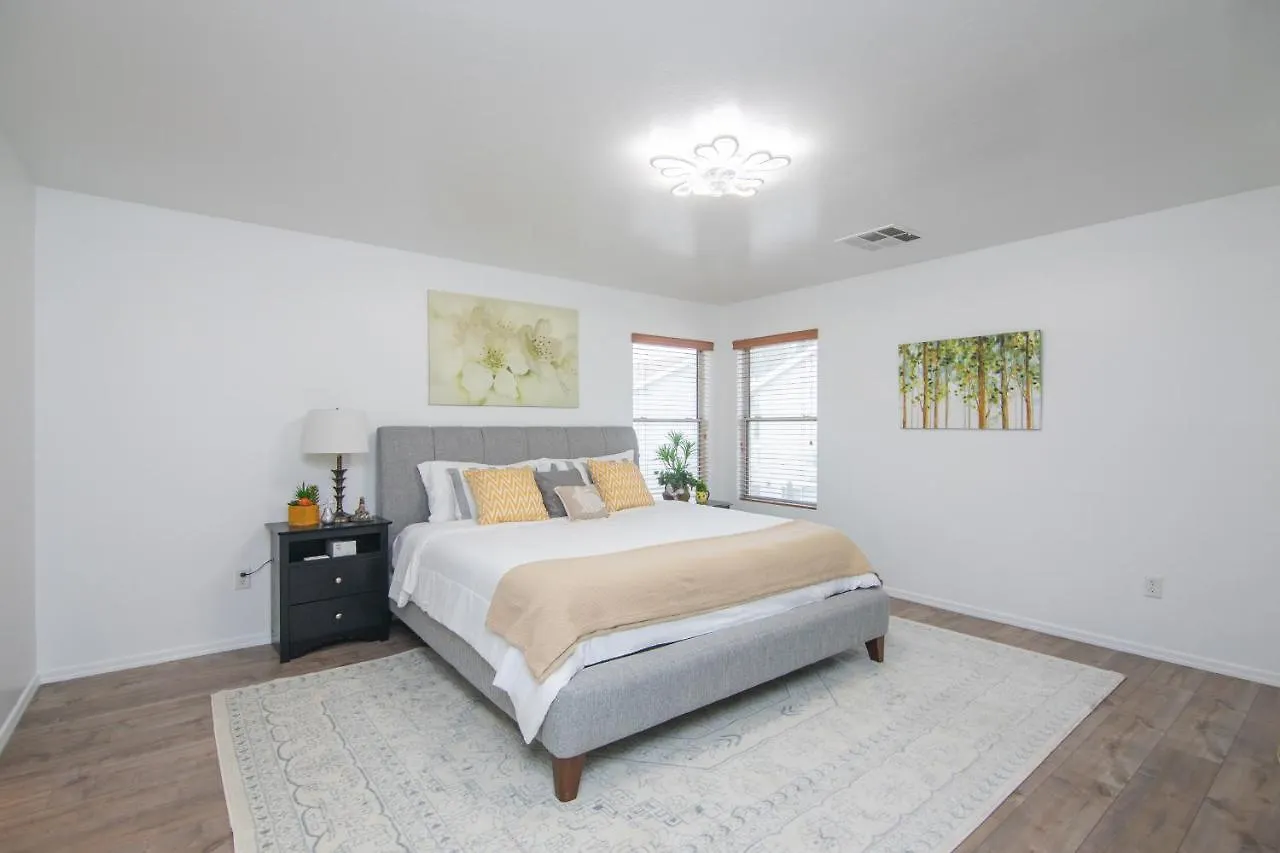 Stylish Home Phoenix - Low Rates Now! Holiday home