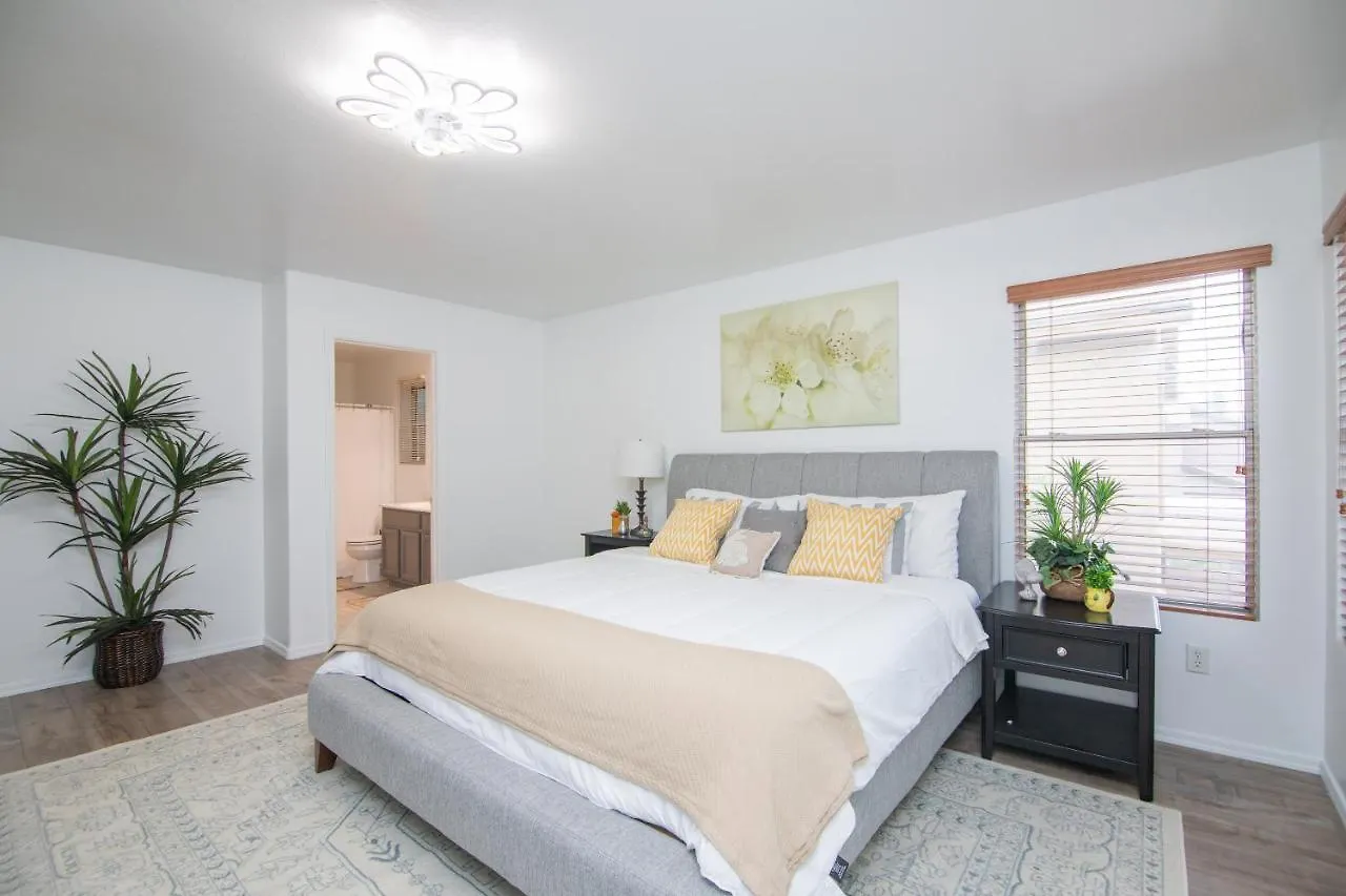 Holiday home Stylish Home Phoenix - Low Rates Now!